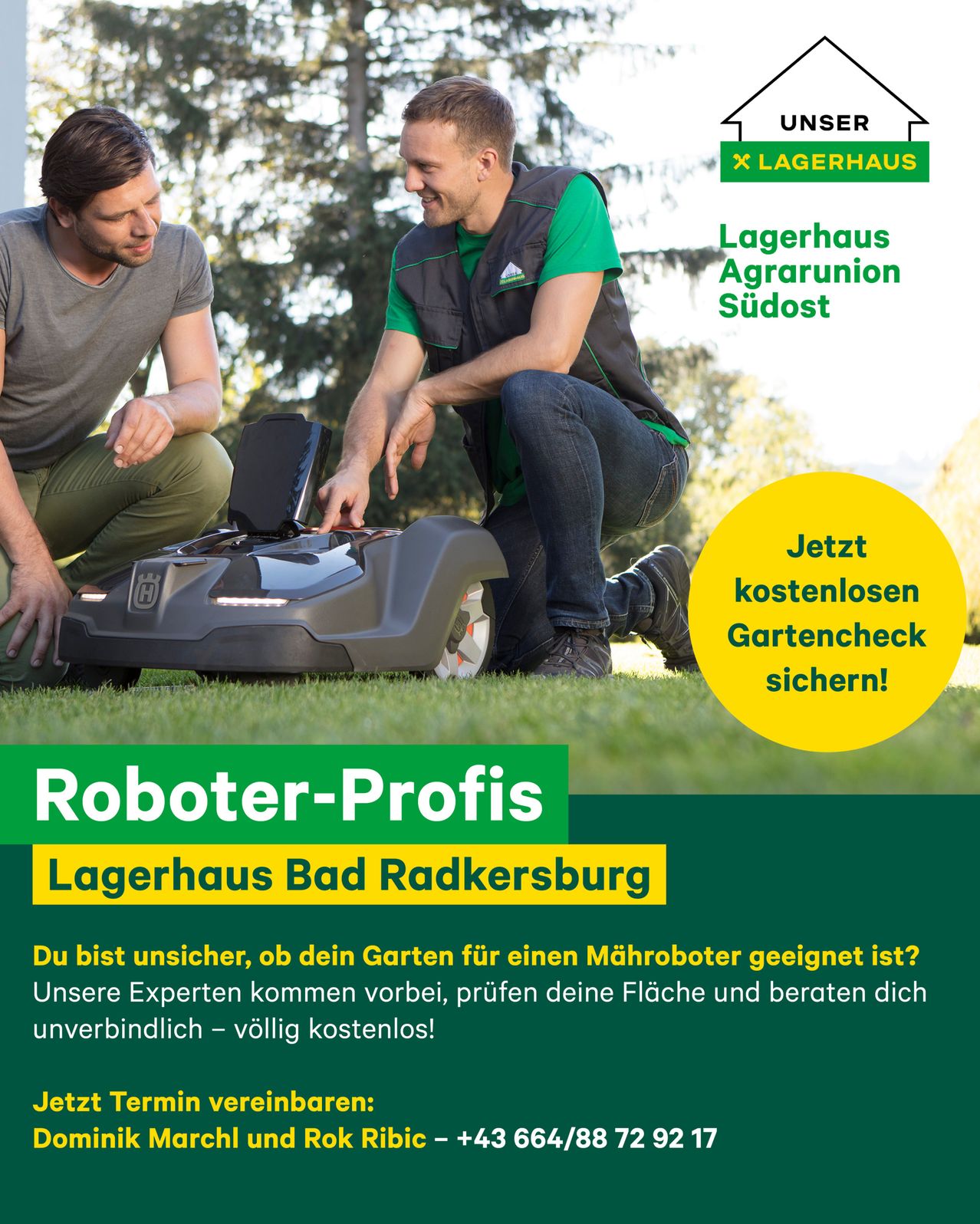 Zwei Männer knien auf dem Rasen, einer schaut sich einen Roboter-Rasenmäher an, während der andere ihn hält. Der Plakattext lautet 'Roboter-Profis Lagerhaus Bad Radkersburg' und 'Jetzt kostenlosen Gartencheck sichern!'