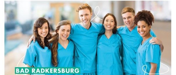 Ein Plakat für eine Open-House-Veranstaltung an der Schule für Gesundheits- und Krankenpflege in Bad Radkersburg, geplant für Samstag, den 17. Januar 2026, von 9:00 bis 13:00 Uhr. Die Veranstaltung bietet Schulungen, geführte Touren, Expertengespräche und eine Kinderecke. Scannen Sie die QR-Codes für weitere Informationen.