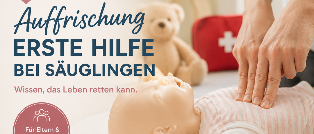 Eine Person demonstriert Herz-Lungen-Wiederbelebung an einer Babypuppe, mit einem Teddybär und einem Erste-Hilfe-Kasten im Hintergrund. Der Text lautet 'Erste Hilfe für Säuglinge'.