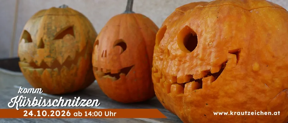 Drei geschnitzte Kürbisse mit verschiedenen Gesichtsausdrücken sind auf einer Holzoberfläche ausgestellt. Der linke Kürbis hat einen weit geöffneten Mund und ein Loch in der Mitte, der mittlere hat ein Lächeln und ein Loch in der Mitte und der rechte hat ein breites Lächeln und ein Loch in der Mitte.