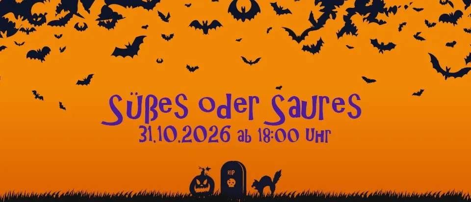 Ein orangefarbener Hintergrund mit fliegenden Fledermäusen, einem Grabstein mit Kürbis und Katze und dem Text 'Süßes oder Saures' mit dem Datum '31.10.2026' und der Zeit '18:00'