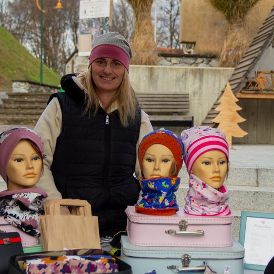 Bild enthält, Hat, Cap, Adult, Female, Person, Woman, Baby, Doll, Face, Bonnet