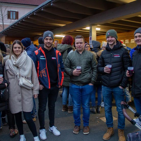 Bild enthält, Pants, Coat, Jacket, People, Person, Jeans, Cap, Groupshot, Shoe, Man