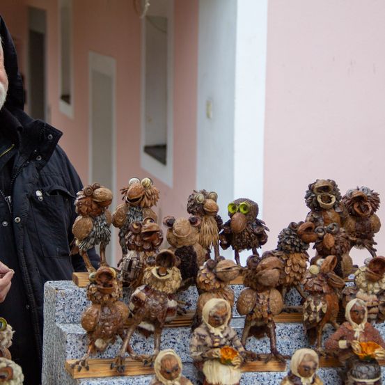Bild enthält, Adult, Male, Man, Person, Handicraft, Chicken, Wood, Face, Finger, Beard