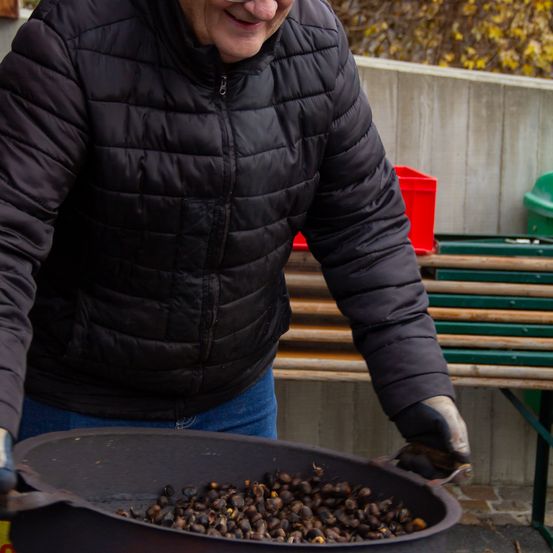 Bild enthält, Clothing, Coat, Adult, Male, Man, Person, Jacket, Glasses, Face, Head