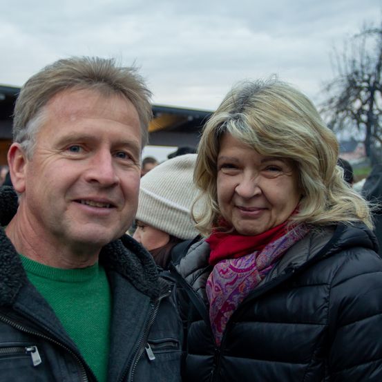 Bild enthält, Coat, Jacket, Cap, Adult, Female, Person, Woman, Male, Man, Face