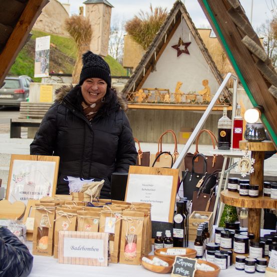Bild enthält, Plywood, Wood, Adult, Female, Person, Woman, Car, Hat, Face, Cap
