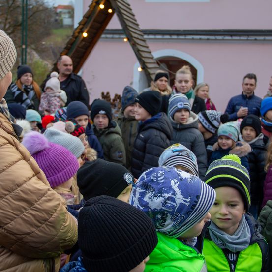 Bild enthält, Cap, Hat, Beanie, People, Person, Glove, Child, Female, Girl, Baby