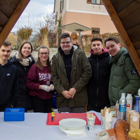 Bild enthält, Plywood, Wood, Adult, Female, Person, Woman, Male, Man, Coat, Face