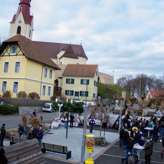 Bild enthält, Building, Spire, Tower, Clock Tower, Neighborhood, Person, Road, House, Housing, Roof