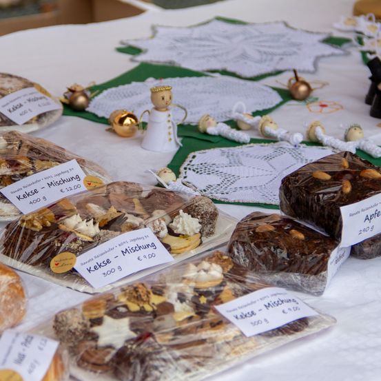 Bild enthält, Food, Meal, Bread, Sweets, Icing, Person, Cafeteria, Restaurant, Shop, Head