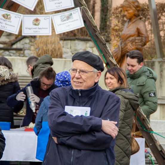 Bild enthält, Coat, Wood, Plywood, Cap, Hat, Adult, Female, Person, Woman, Man