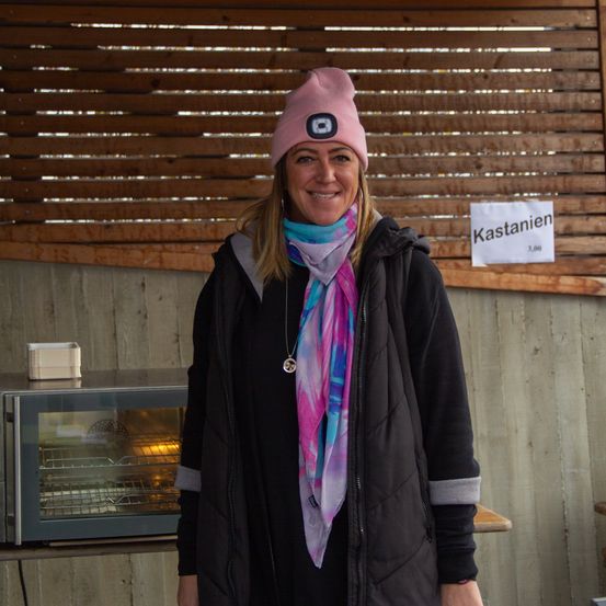 Bild enthält, Coat, Hat, Jacket, Cap, Person, Scarf, Face, Appliance, Device, Microwave