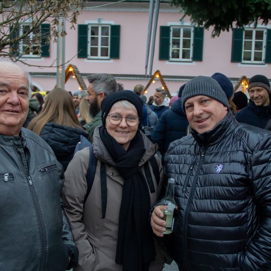 Bild enthält, Coat, Jacket, Cap, Hat, Adult, Male, Man, Person, Female, Woman