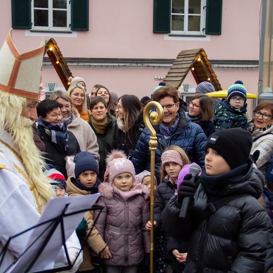 Bild enthält, People, Person, Adult, Female, Woman, Hat, Baby, Face, Glasses, Crowd