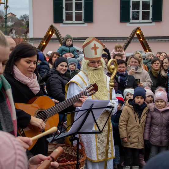 Bild enthält, Jacket, Adult, Female, Person, Woman, Guitar, Baby, Face, Crowd, People