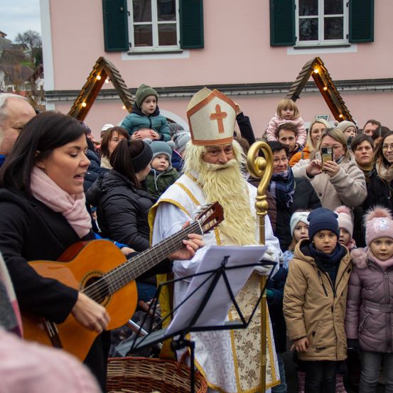 Bild enthält, Jacket, Guitar, Musical Instrument, Adult, Female, Person, Woman, Face, Music Band, Jeans