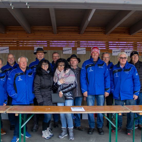 Bild enthält, Plywood, Wood, People, Person, Pants, Jacket, Jeans, Adult, Male, Man