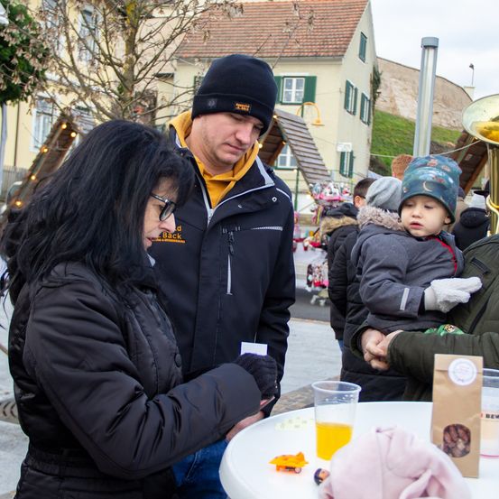 Bild enthält, Child, Female, Girl, Person, Adult, Woman, Male, Man, Coat, Hat