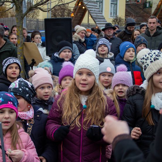 Bild enthält, Hat, Cap, People, Person, Glove, Adult, Female, Woman, Child, Girl