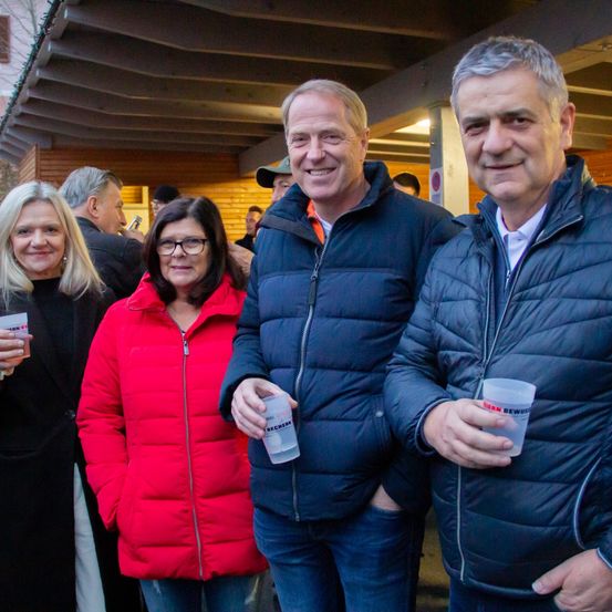 Bild enthält, Coat, Jacket, Adult, Female, Person, Woman, Pants, Male, Man, Jeans