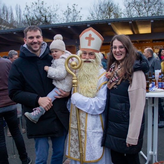 Bild enthält, Coat, Pants, People, Person, Adult, Male, Man, Shoe, Jeans, Costume