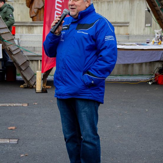 Bild enthält, Pants, Coat, Jeans, Jacket, Person, Standing, Adult, Male, Man, Long Sleeve