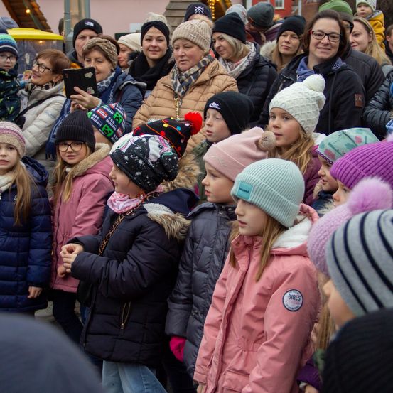Bild enthält, Cap, Hat, Beanie, People, Person, Glove, Child, Female, Girl, Woman