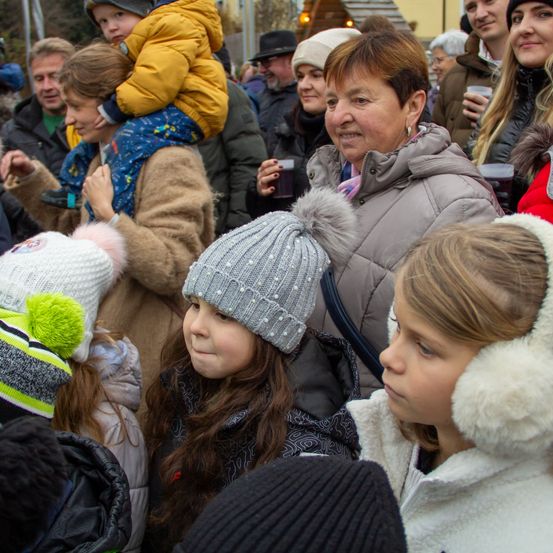 Bild enthält, Hat, Cap, Adult, Female, Person, Woman, Child, Girl, Beanie, Face