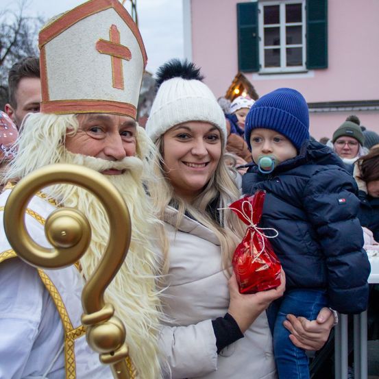 Bild enthält, Hat, Cap, Pants, Adult, Female, Person, Woman, Baby, Costume, People