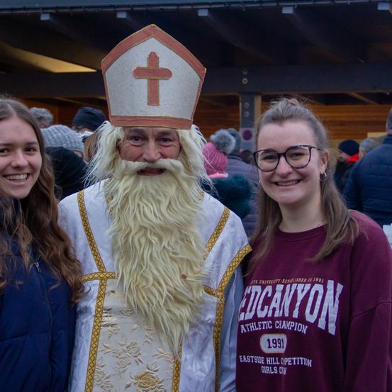 Bild enthält, Person, Adult, Female, Woman, Male, Man, People, Beard, Head, Glasses