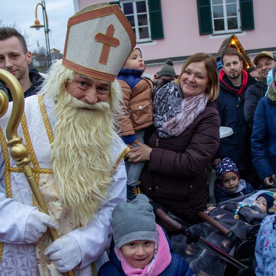 Bild enthält, Beard, Face, Head, Person, Adult, Female, Woman, Hat, Bride, Baby