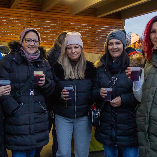 Bild enthält, Coat, Jacket, Pants, Adult, Female, Person, Woman, Cap, Hat, Jeans