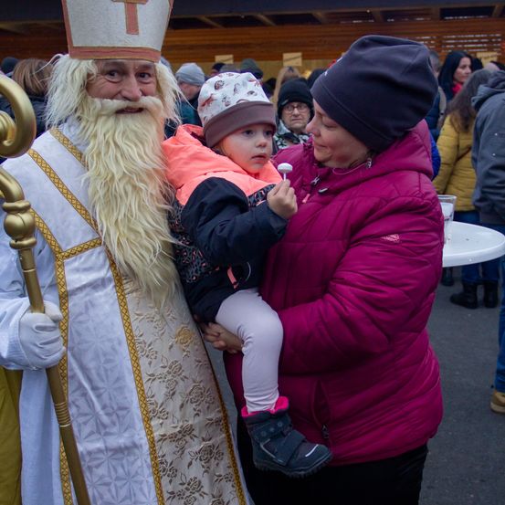 Bild enthält, Head, Person, Face, Beard, Baby, Hat, Shoe, Cross, Jacket, Cap