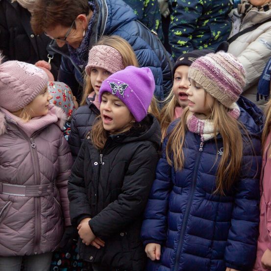 Bild enthält, Cap, Hat, Jacket, Head, Person, People, Face, Beanie, Child, Girl