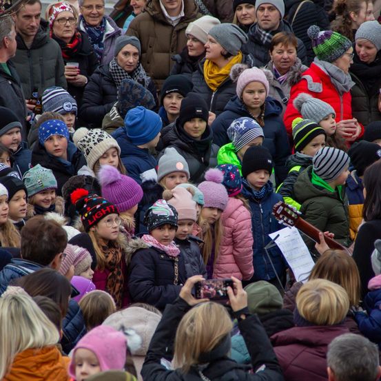 Bild enthält, Cap, Hat, People, Person, Crowd, Adult, Male, Man, Face, Child