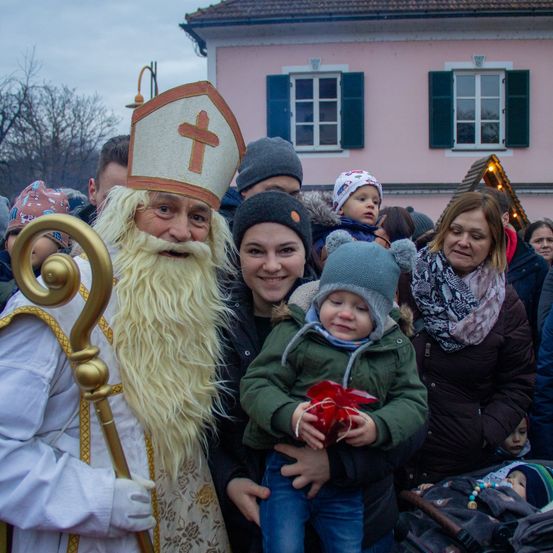 Bild enthält, Hat, Pants, Adult, Female, Person, Woman, Head, Face, Cap, Baby