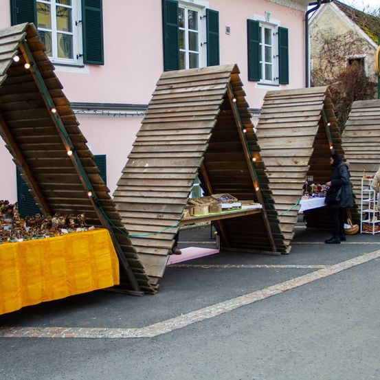 Bild enthält, Outdoors, Shelter, Wood, Plywood, Person, Triangle, Road, City, Coat, Staircase