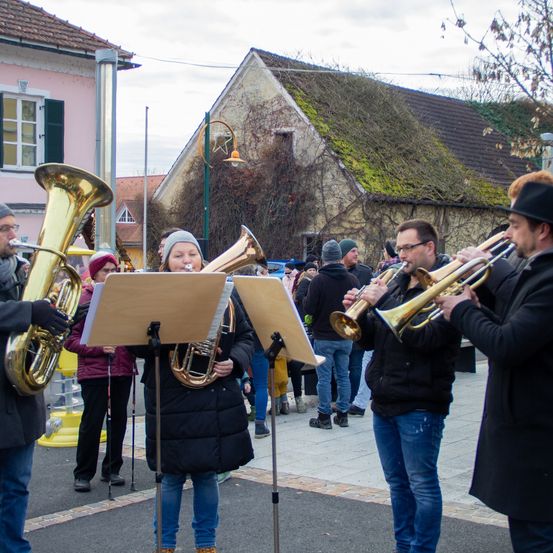 Bild enthält, Jeans, Group Performance, Music Band, Person, Adult, Male, Man, Horn, Tuba, Shoe
