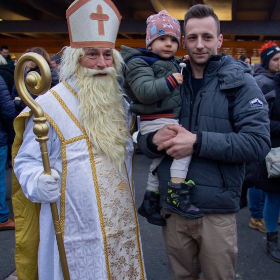 Bild enthält, Beard, Face, Head, Person, Coat, Jacket, Adult, Male, Man, Baby