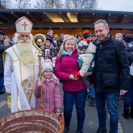 Bild enthält, Pants, Coat, Jacket, Jeans, Adult, Female, Person, Woman, Male, Man