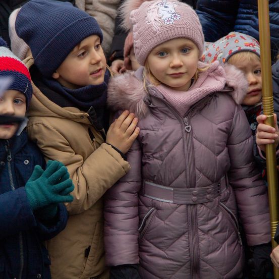 Bild enthält, Cap, Hat, Coat, Jacket, Beanie, Hood, Person, Baby, Face, Glove