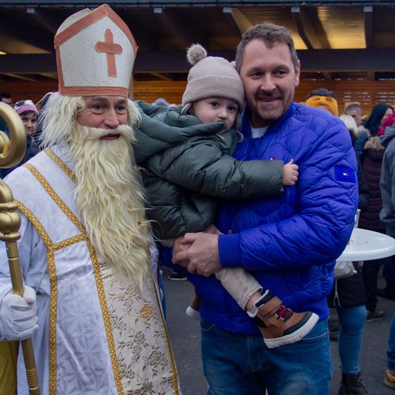 Bild enthält, Beard, Face, Head, Person, Pants, Coat, Jeans, Jacket, Adult, Man