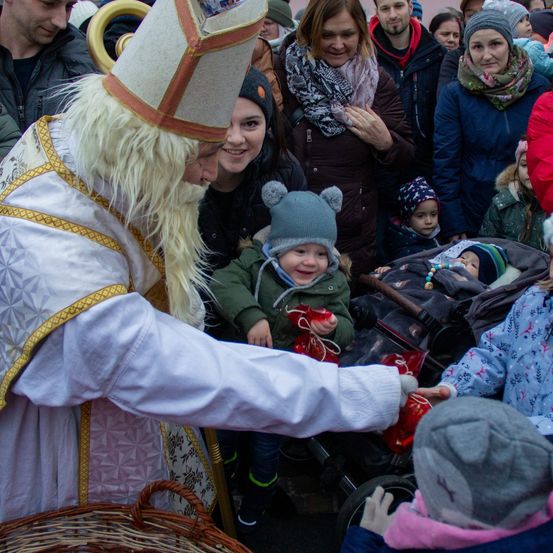 Bild enthält, Hat, Adult, Female, Person, Woman, Male, Man, Face, Baby, Cap