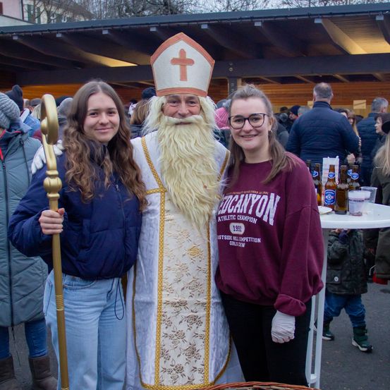 Bild enthält, Beard, Face, Head, Person, Pants, Jacket, Female, Girl, Teen, Man