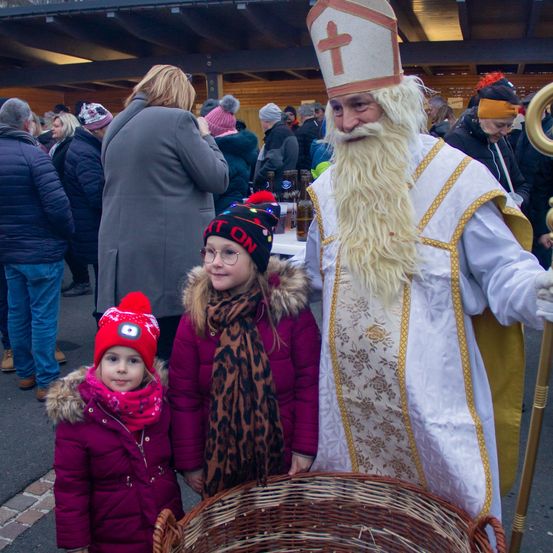 Bild enthält, Beard, Face, Head, Person, Hat, Cap, Adult, Female, Woman, Jacket