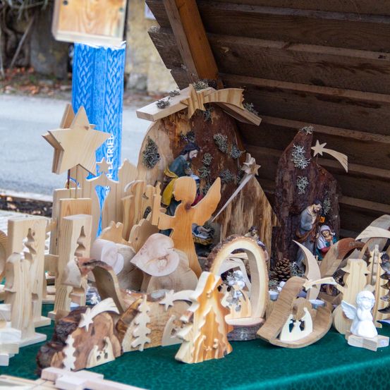 Bild enthält, Wood, Plywood, Person, Figurine, Cross, Symbol, Art, Handicraft