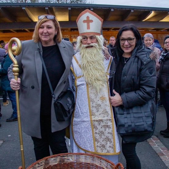 Bild enthält, Coat, Jacket, Adult, Female, Person, Woman, Bride, Face, Head, Priest
