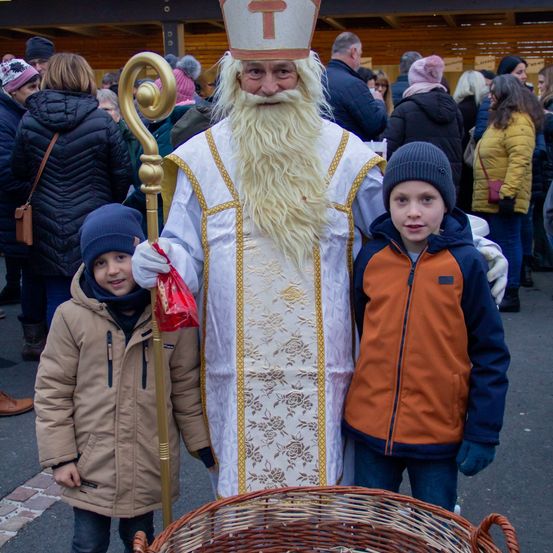Bild enthält, Jacket, Boy, Child, Male, Person, Adult, Female, Woman, Handbag, Man