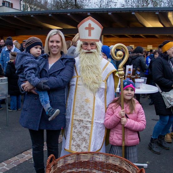 Bild enthält, Coat, Adult, Female, Person, Woman, Child, Girl, Male, Man, Beard